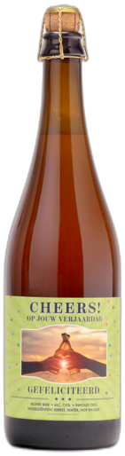 Cheers op jouw verjaardag biercadeau met een grote fles blond bier