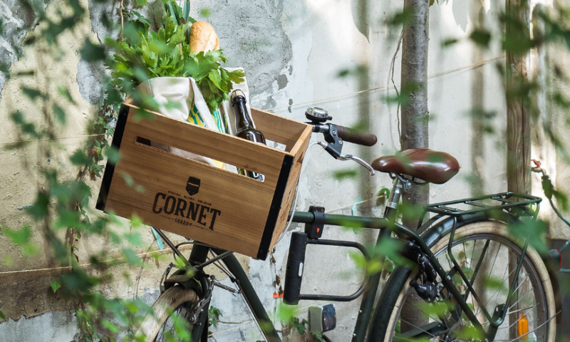 Fiets met houten Cornet krat voorop Fiets met houten Cornet krat voorop
