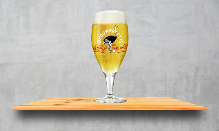Bierglas van Brouwerij 't IJ Bierglas van Brouwerij 't IJ op een plankje aan de muur