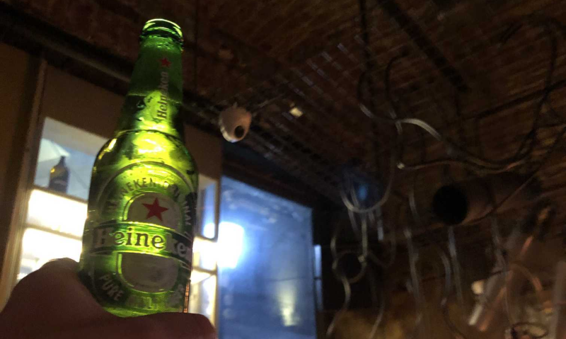 Heineken flesje in de kroeg Heineken flesje in de kroeg