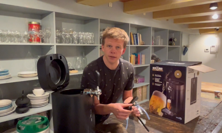 Diederik van Biernet bij de biermaxx tap en inhoud doos naast hem Diederik van Biernet bij de biermaxx tap en inhoud doos naast hem