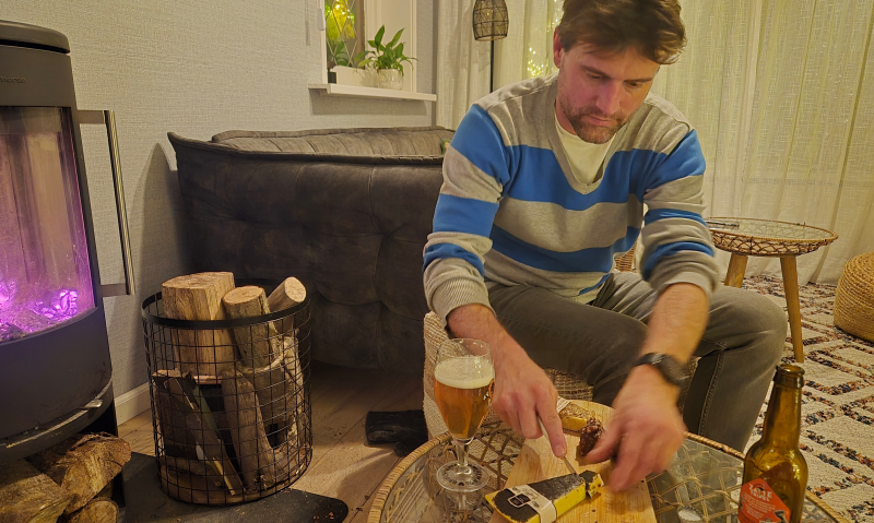 Biernet oprichter Jeroen proeft bier met kaas