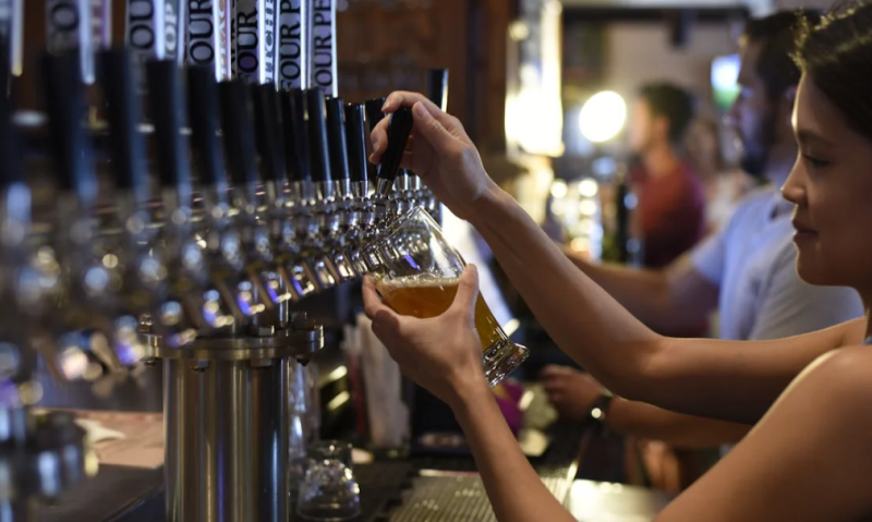 Bier wordt getapt door een dame