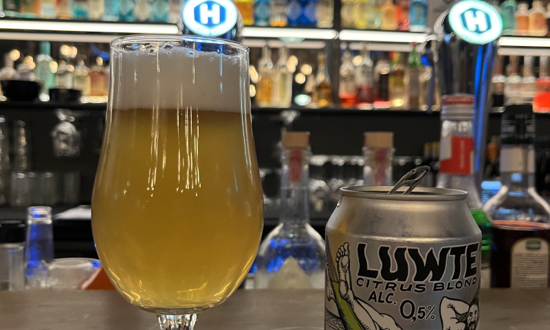 Homeland Luwte bier met taps van homeland op de achtergrond Homeland Luwte bier met taps van homeland op de achtergrond