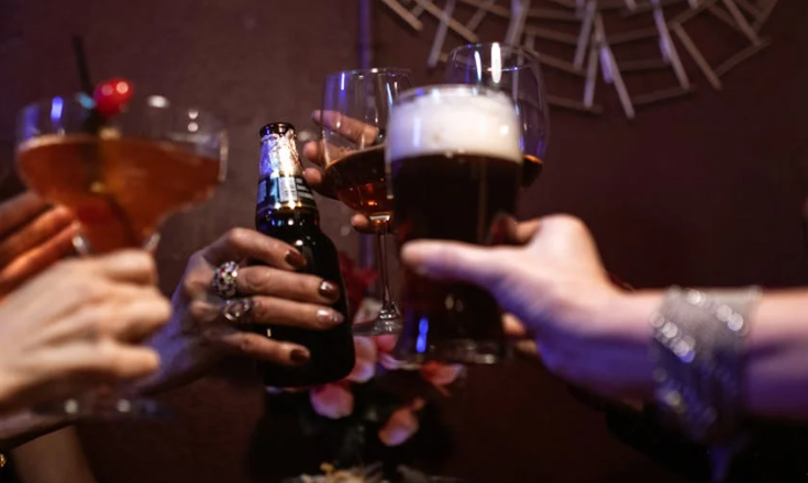 Proosten tijdens een gezellige avond