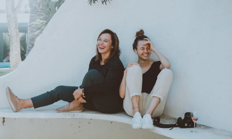 Meisjes lachen om 1 aprilgrappen