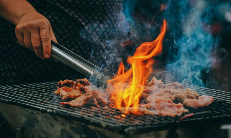 Barbecue met vlammen 