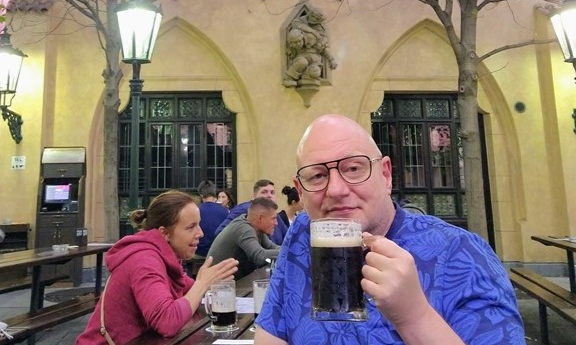 Bierschrijver Frits Dunnink drinkt donker bier