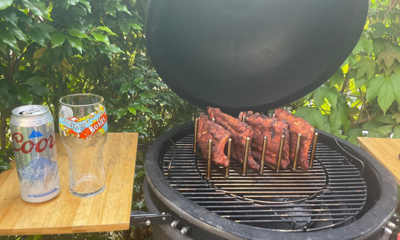 Barbecue met Amerikaans bier ernaast in Limmen