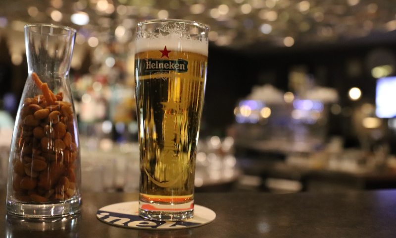 Heineken bier in een hotelbar