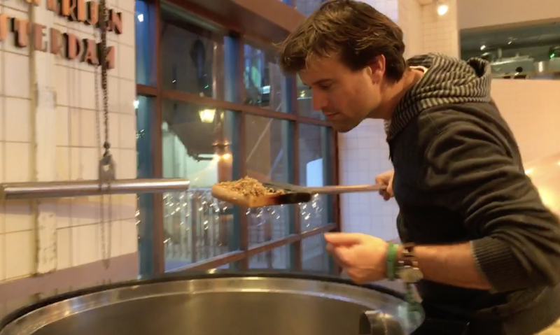 Jeroen Jaspers probeert zelf bier te brouwen Jeroen Jaspers probeert zelf bier te brouwen
