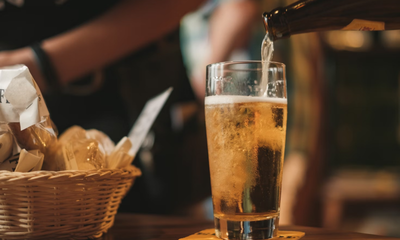 Bier inschenken naast een mandje brood in een restaurant