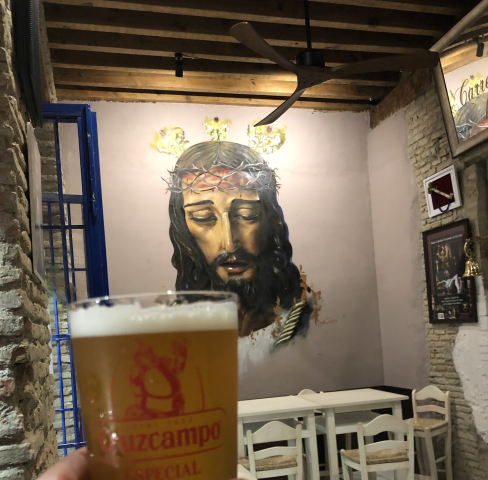 Bier met Jezus op de achtergrond