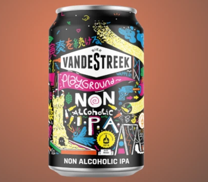 Felgekleurde blikje vandeStreek Playground non-alcoholic IPA op een oranje achtergrond.