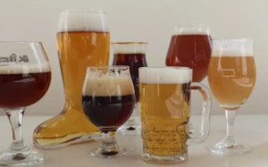 Verschillende soorten bier in diverse glazen op een tafel.