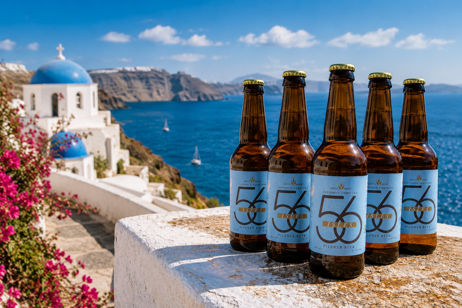 Vijf bierflesjes op een witte muur met uitzicht op zee en blauwe koepelkerk in Santorini.