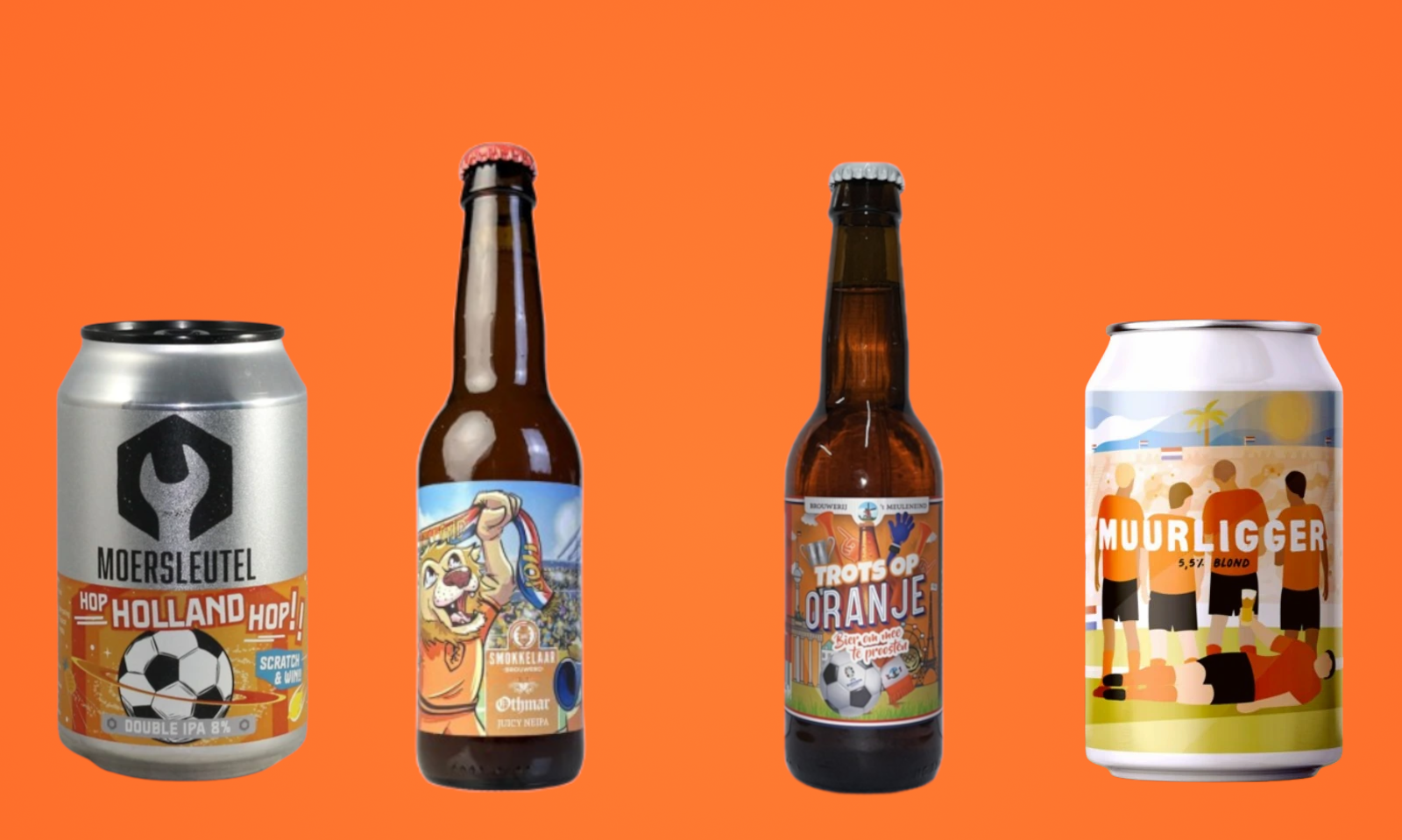 Vier bierverpakkingen, een zilveren en een witte blik en twee bruine flesjes, op een oranje achtergrond.
