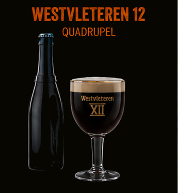 Fles en glas Westvleteren 12 quadrupel op een donkere achtergrond.