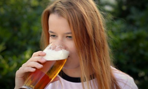 Vrouwen drinken bier