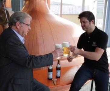 Vader proost met zoon op Vaderdag