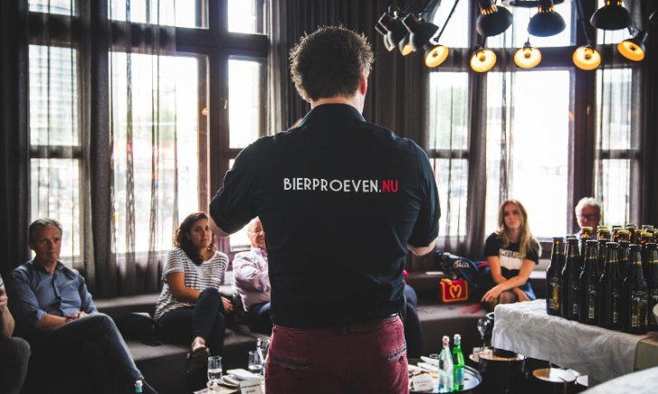 Ivo Thijssen tijdens een presentatie van Bierproeven.nu