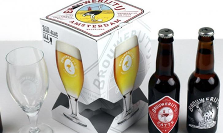 Brouwerij 't IJ verpakking met een glas erbij Brouwerij 't IJ verpakking met een glas erbij