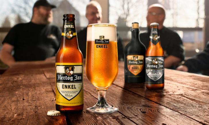 Hertog Jan Enkel met Dubbel en Tripel op de achtergrond