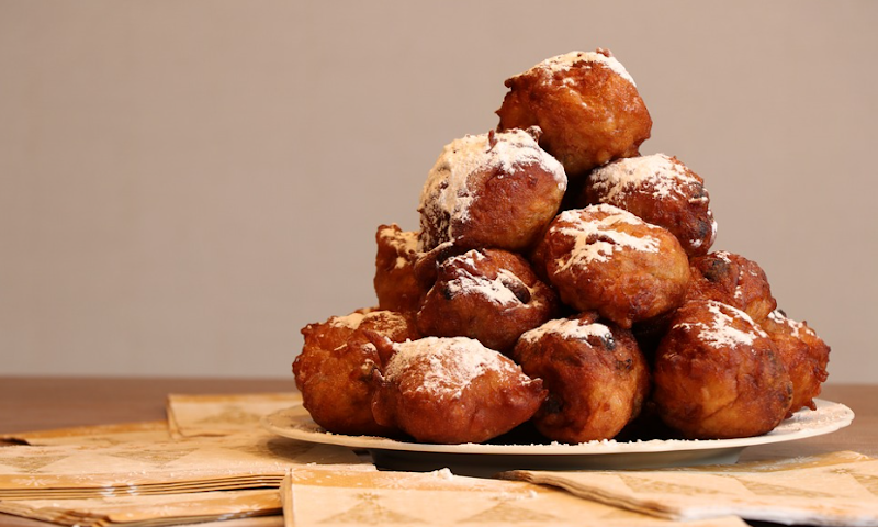Oliebollen  / Pexels Oliebollen met poedersuiker op een bordje