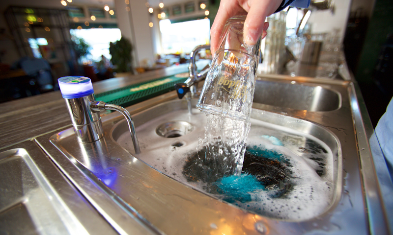 Spoelbak met Aquafox in de horeca Spoelbak met Aquafox in de horeca