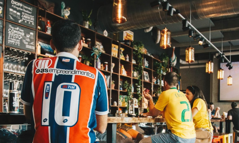 Voetbalfans in een bar Voetbalfans in een bar