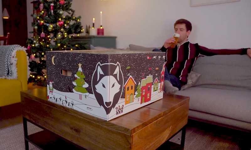 Biertje uit de Beerwulf Adventskalender drinken naast de kerstboom Biertje uit de Beerwulf Adventskalender drinken naast de kerstboom