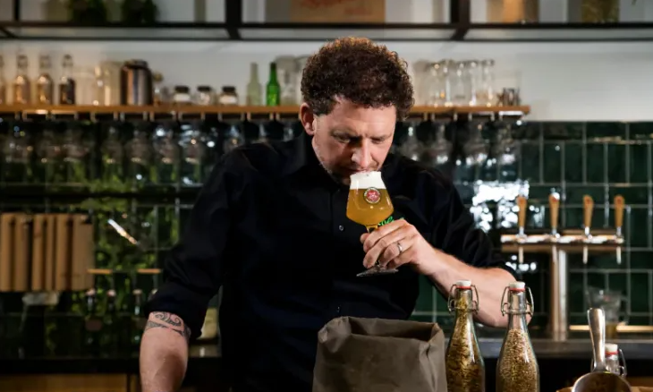 Meestebrouwer Marc Janssen ruikt Grolsch Finale Meestebrouwer Marc Janssen ruikt Grolsch Finale