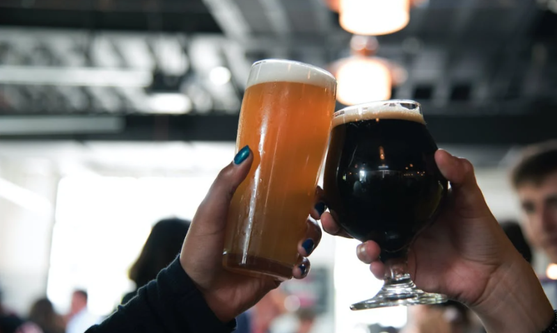 Prosoten met twee verschillende bieren / Pexels Prosoten met twee verschillende bieren