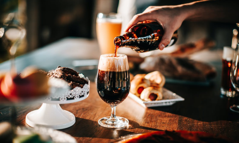 imagDonker bier inschenken / Pexels Donker bier inschenken op een feestelijke tafel