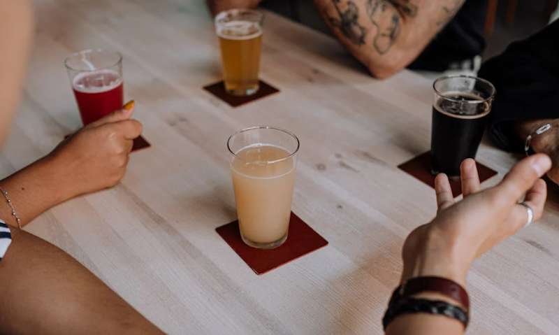 Verschillende speciaalbieren op tafel