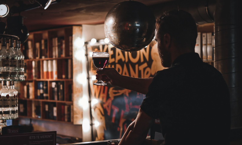Man bekijkt zijn biertje in een kroeg