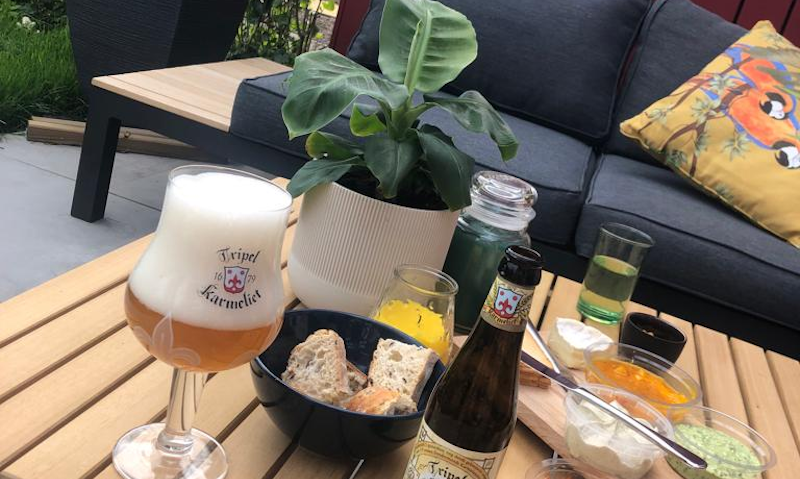 Bier drinken op het terras in de tuin Bier drinken op het terras in de tuin
