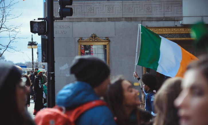 Man met Ierse vlag / Pexels Man met Ierse vlag
