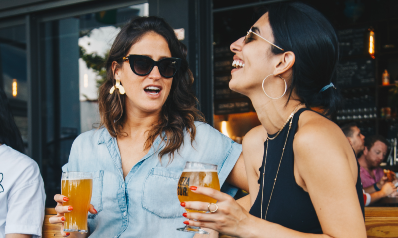 Spaanse dames drinken bier / Pexels Spaanse dames drinken bier