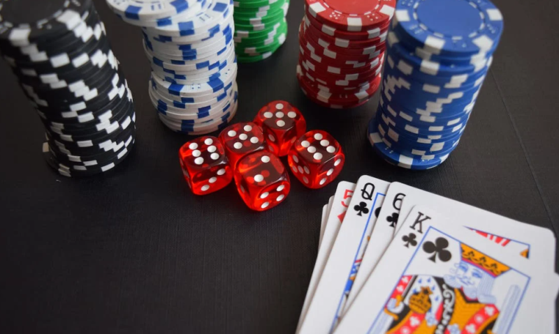 Kaarten, fiches en dobbelstenen Kaarten, fiches en dobbelstenen