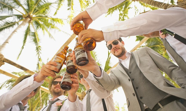 Mannen proosten met bier Mannen proosten met bier