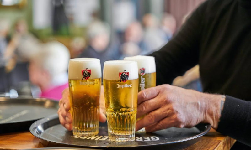 Jupiler bier op een blad in de horeca