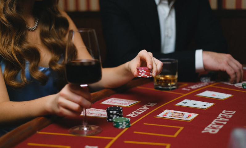 Wijntje en whisky in een casino / Foto: Pexels Wijntje en whisky in een casino