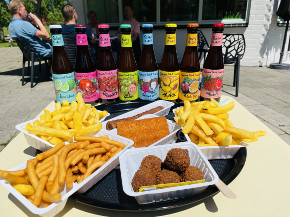 Fruity Monkey Beer bieren met patat, frikandel, kaassoufflé en bitterballen