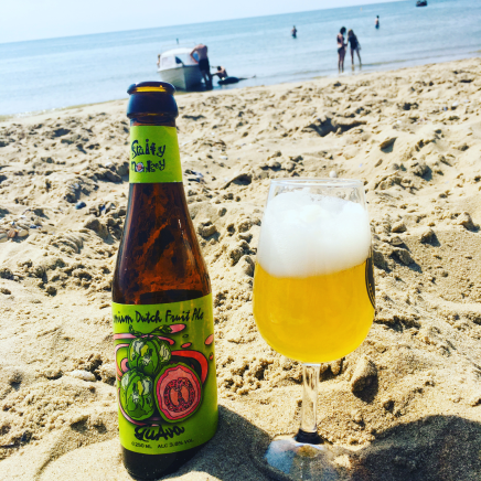 Fruity Monkey Beer Guava op het strand