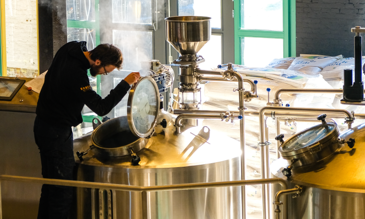 Graansilo Bier brouwer met brouw apparatuur  Graansilo Bier brouwer met brouw apparatuur