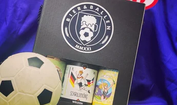 Bierpakket van Brouwerij Bier & Ballen achter een voetbal
