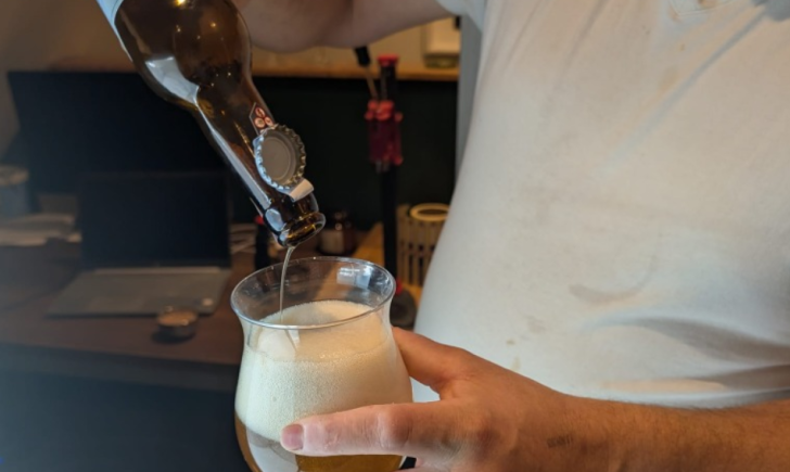 Halfweeg bier inschenken