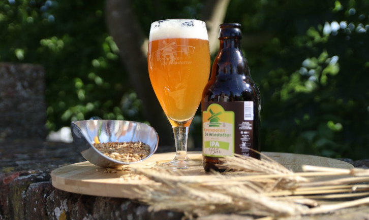 Korenmolen de Windotter bier met een bierglas