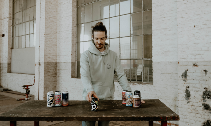 The Beersteward brouwer en bieren voor hem op tafel